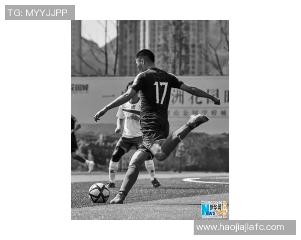 足球明星与女星亲密合影瞬间展现魅力与风采的完美结合